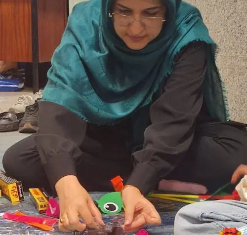 زحمات تیم پشتیبانی درون دفتر خیریه برای ساخت هدیههایی که لبخند را به لبان کودکان بیمار درون بیمارستانها میآورد