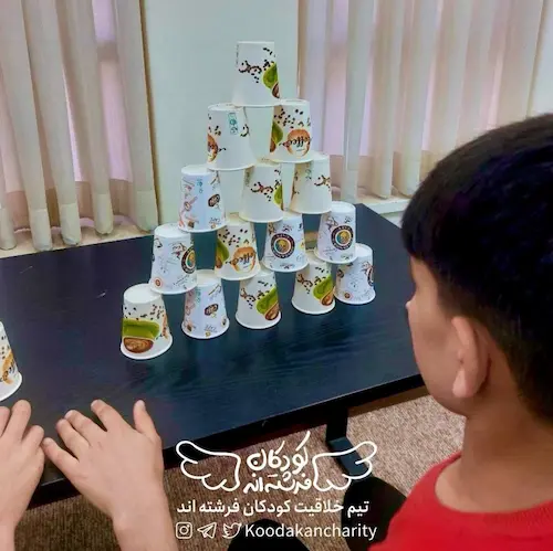 بچه ها لیوانها را میچینند و بعد به نوبت با توپ به آنها حمله میکنند.