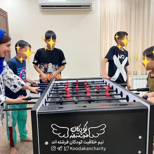 بچه های سرای نور با سارا فوتبال دستی بازی میکنند