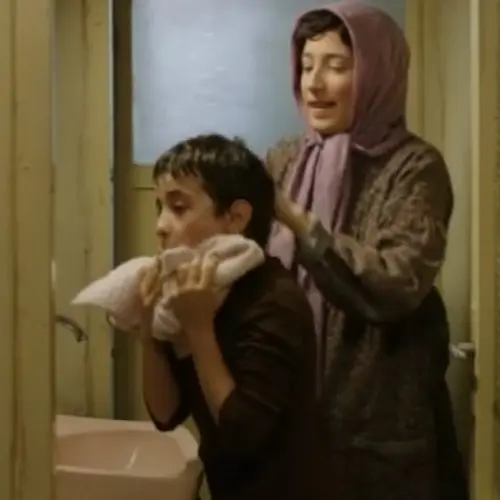 مریم (نگار جواهریان) صورت سهیل را میشوید و آن را خشک میکند