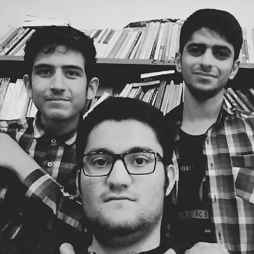 من و علیرضا و محمد در کتابخانهٔ مدرسه